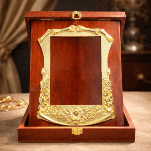 প্রিমিয়াম উডেন ক্রেস্ট বক্স সহ প্লাস্টিক ফ্রেম | কাস্টমাইজড অ্যাওয়ার্ড