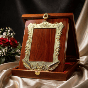 প্রিমিয়াম উডেন ক্রেস্ট বক্স সহ প্লাস্টিক ফ্রেম | কাস্টমাইজড অ্যাওয়ার্ড